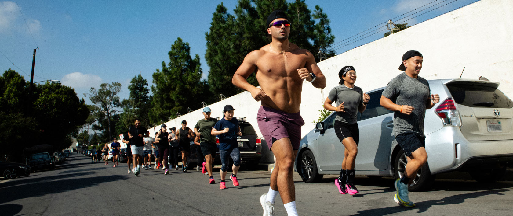 Ganbatte members running together through the neighborhood